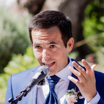 Carlos Villar hablando ante un micrófono de pie