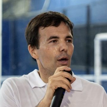 Carlos Villar como speaker en un torneo de pádel